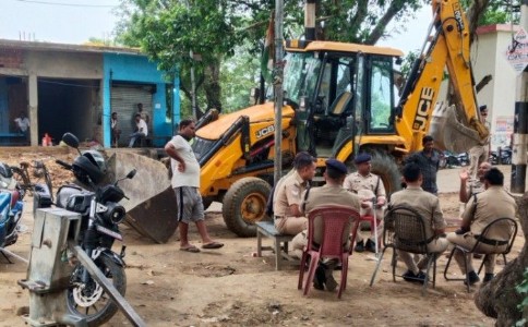 Maharajganj News : आखिर क्यों चला रेलवे का बुलडोजर? लेहड़ा स्टेशन पर मचा हड़कंप