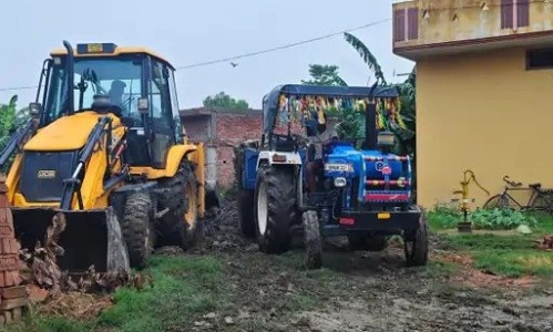 Maharajganj News : सरकारी पोखरी पर चला बुलडोजर, बारिश में धंसी जेसीबी तो रुक गयी कार्रवाई