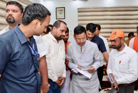 Maharajganj Politics : कैंप कार्यालय में लगी फरियादियों की कतार, पंकज चौधरी ने सुनीं एक-एक शिकायत