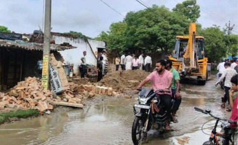 Maharajganj News : सड़क पर पानी भरने की समस्या का अब होगा समाधान, प्रशासन ने हटाए अतिक्रमण