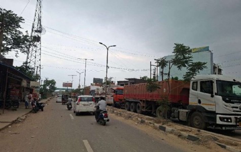 Maharajganj News : सोनौली बॉर्डर पर नहीं थम रहा ट्रकों का जाम, चार दिन बाद भी 5 किमी लंबी कतार से बढ़ी मुश्किलें