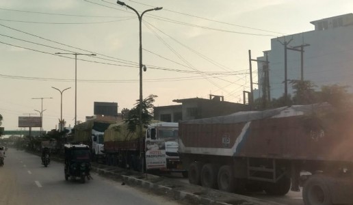 Maharajganj News : सोनौली बॉर्डर पर 5 किमी ट्रकों की कतार, जाम कम करने के लिए भारत-नेपाल ने लिया ये बड़ा फैसला