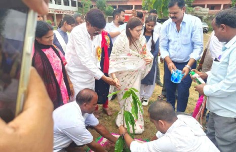 Maharajganj News : मां के नाम लगाया पौधा, जनता इंटर कॉलेज में पर्यावरण बचाने का अनूठा अभियान