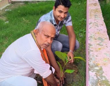 Maharajganj News : शीतलापुर में हरियाली की पहल, ग्राम प्रधान और स्वास्थ्य अधिकारी ने किया पौधरोपण