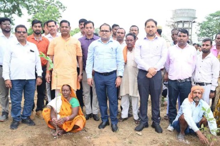 Maharajganj News : 'एक पेड़ माँ के नाम' अभियान के तहत दरहटा में हरिशंकरी परंपरा के अनुसार हुआ पौधरोपण