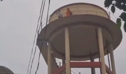 Gorakhpur News : दो बेटियों संग 70 फीट ऊंची पानी की टंकी पर चढ़ी महिला, आखिर क्यों किया ऐसा ?