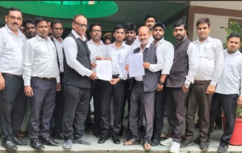 Maharajganj News : फरेंदा तहसील में जमीन विवाद ने पकड़ा तूल, डीएम को अधिवक्ताओं ने सौंपा ज्ञापन
