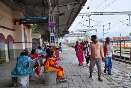 Maharajganj News : हर दिन लेटलतीफी, आखिर क्यों समय पर नहीं पहुंच रही यह पैसेंजर ट्रेन?