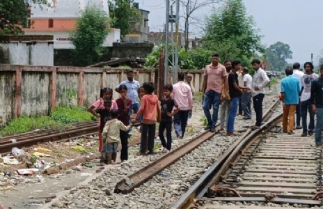 Maharajganj News : चलती ट्रेन में एक पल की लापरवाही ने ले ली जान, सिसवा स्टेशन के पास दर्दनाक हादसा