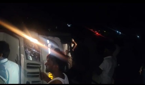Maharajganj News : धमाके के बाद पलटी पिकअप, गनीमत रही कि बच गई कई जिंदगियां