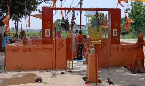 Jharkhandi Mahadev Maharajganj : दिनभर बनती है, रात होते ही गिर जाती है छत! आखिर क्या है झरखंडी महादेव का रहस्य?