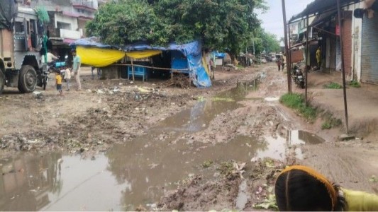 Maharajganj News : बारिश के बाद 'तालाब का दलदल' बना मोहनपुर-कोल्हुआ मार्ग, आवागमन हुआ मुश्किल