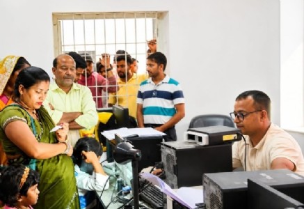 Maharajganj News : अब आधार बनवाने के लिए नहीं होगी लंबी लाइन! प्रधान डाकघर ने किया बड़ा इंतजाम