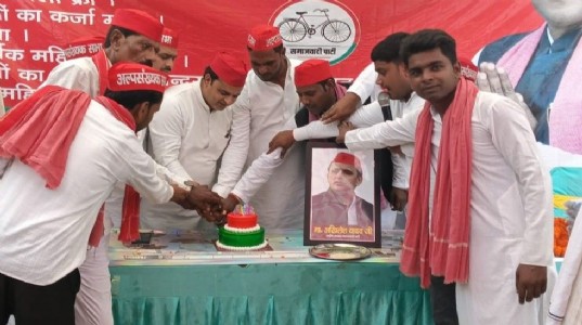 Maharajganj Politics : बच्चों को स्टेशनरी, धरती को हरियाली… ऐसे मनाया गया जिले में अखिलेश यादव का जन्मदिवस