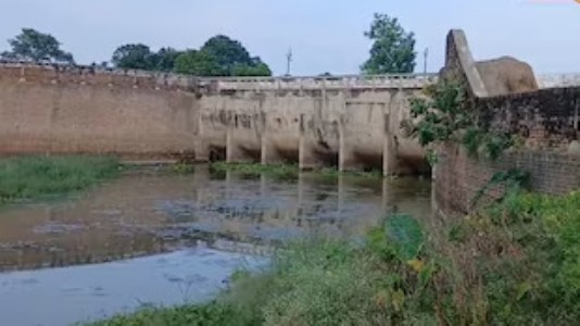 Engineering Marvel Amdi Bridge : महराजगंज का रहस्यमयी पुल! ऊपर नहर, नीचे नदी... फिर भी दोनों का पानी नहीं मिलता