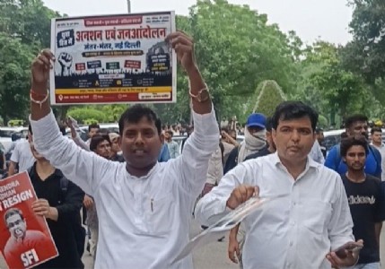 Jantar Mantar To Parliament March : युवाओं की लड़ाई में कूदे वरुण कुमार, बोले- उनकी आवाज़ को गंभीरता से सुना जाए