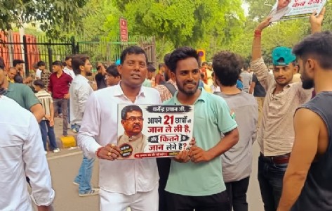 Maharajganj Politics : जंतर-मंतर पर आमरण अनशन में शामिल हुए सपा नेता वरुण कुमार, शिक्षा व्यवस्था पर उठाए सवाल