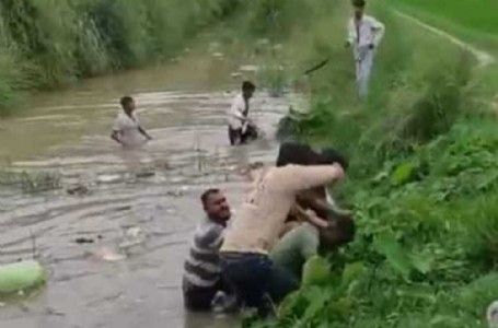 Maharajganj News : हैरान करने वाला VIDEO! नहर में डुबो-डुबोकर युवक को पीटा, सोशल मीडिया पर बवाल