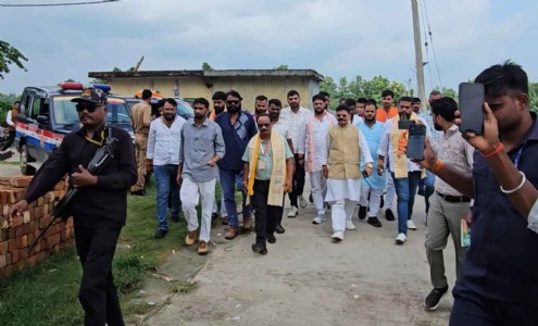 Maharajganj News : सिसवा में शोकाकुल परिवार से मिली विश्व हिंदू रक्षा परिषद की टीम, न्याय की लड़ाई लड़ने का भरोसा