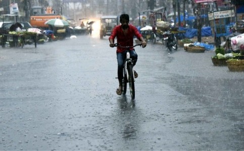 UP Weather Update : अगले 72 घंटे रहिए सतर्क! महराजगंज समेत इन 50 जिलों में भारी से बहुत भारी बारिश का अलर्ट