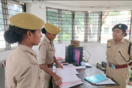 Maharajganj News : कोल्हुई थाने में अचानक पहुंचीं सीओ, रिकॉर्ड से लेकर बैरक तक खंगाला हर कोना