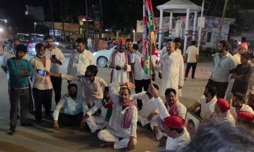 Maharajganj Politics : अखिलेश की गिरफ्तारी पर उबल पड़े सपाई, महराजगंज में सड़क पर उतरे कार्यकर्ता
