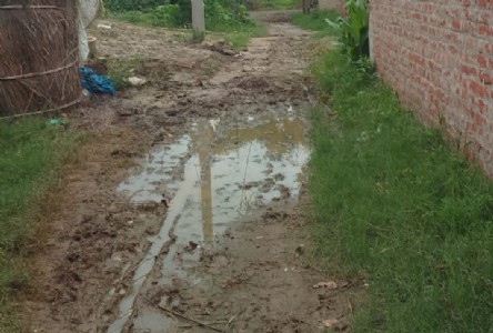 Maharajganj News : ग्राम प्रधान से विधायक तक लगाई गुहार, फिर भी नहीं बदली सड़क की तस्वीर