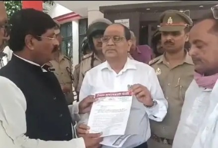 Maharajganj News : कलेक्ट्रेट में सपाइयों का प्रदर्शन, अखिलेश की रिहाई और NEET जांच की उठी मांग