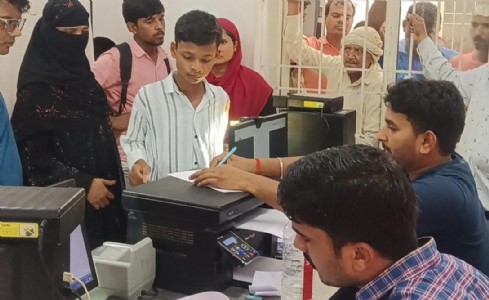 Maharajganj News : महराजगंज प्रधान डाकघर में फ्री बन रहा बच्चों का आधार, कोई पैसे मांगे तो करें शिकायत