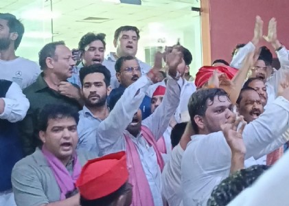 Maharajganj Politics : अखिलेश की हिरासत पर गरजे वरुण कुमार ! सरकार पर लगाए गंभीर आरोप