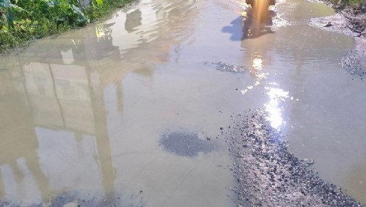 Maharajganj News : बरसात में नरक बनी यहाँ की सड़क ! संक्रामक बीमारियों का बढ़ा खतरा