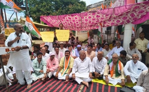 Maharajganj Politics : राहुल गांधी की गिरफ्तारी के विरोध में कांग्रेस का प्रदर्शन, गिरफ्तारी देकर जताया विरोध