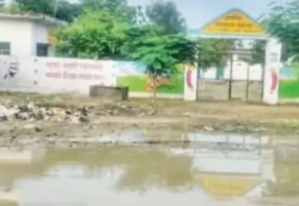 Maharajganj News : स्कूल के गेट पर गंदगी का साम्राज्य, कीचड़ और बदबू के बीच पढ़ने को मजबूर बच्चे