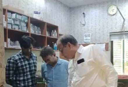 Maharajganj News : CMO के औचक निरीक्षण में खुली अस्पताल की हकीकत, लेबर रूम की हालत देख भड़के