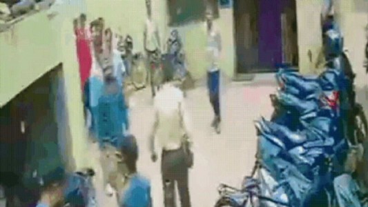 Gorakhpur News : दिनदहाड़े सरकारी ऑफिस में घुसकर अफसर पर हमला, CCTV में कैद हुई पूरी वारदात
