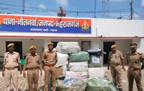 Maharajganj News : नौतनवा में भारत-नेपाल सीमा पर पुलिस की बड़ी कार्रवाई !13 लाख के तस्करी के जूते-चप्पल बरामद