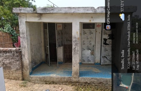 Maharajganj News : बिना दरवाजे और पानी के शौचालय! पंचायत भवन की बदहाली पर डीएम से शिकायत