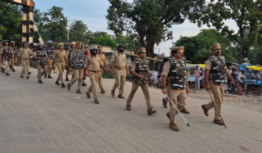 Maharajganj News : श्रावण माह और कांवड़ यात्रा को लेकर पुलिस का फ्लैग मार्च, सुरक्षा का दिया संदेश