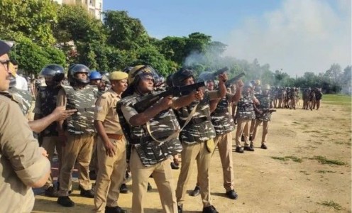 Maharajganj News : दंगाइयों से निपटने को महराजगंज पुलिस अलर्ट, पुलिस लाइन में हुआ हाई-वोल्टेज मॉक ड्रिल