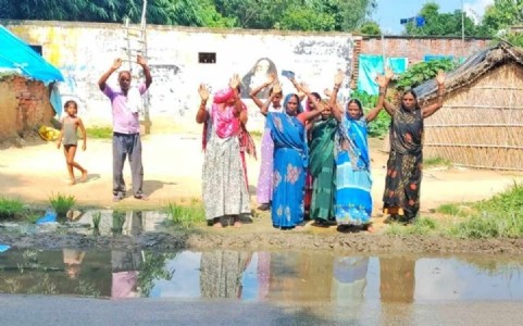 Maharajganj News : एक साल पहले गई थी जान, फिर भी नहीं चेता प्रशासन... अब सड़क पर उतरीं महिलाएं