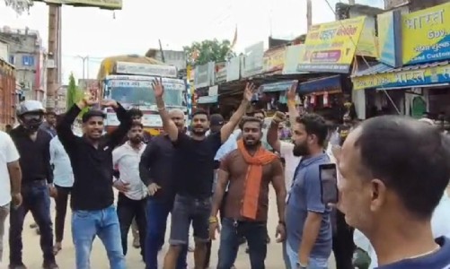 Maharajganj News : नेपाल के फैसले पर भड़के भारतीय एजेंट, सोनौली बॉर्डर पर ट्रकों के पहिए थमे