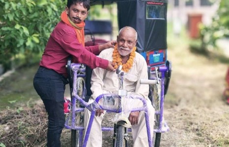 Maharajganj News : सरकारी मदद से बदली जिंदगी! दिव्यांग बुजुर्ग को मिली ट्राई साइकिल