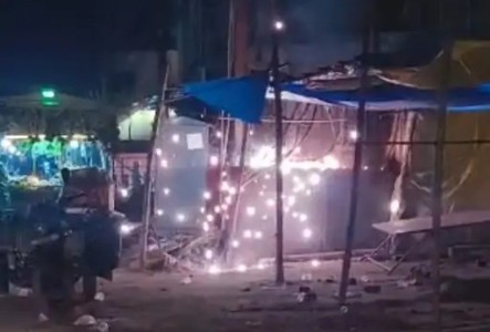 Maharajganj News : ठूठीबारी चौराहे पर आधी रात 'धमाकों' से दहला इलाका, 40 सेकंड तक उठता रहा धुंए का गुबार