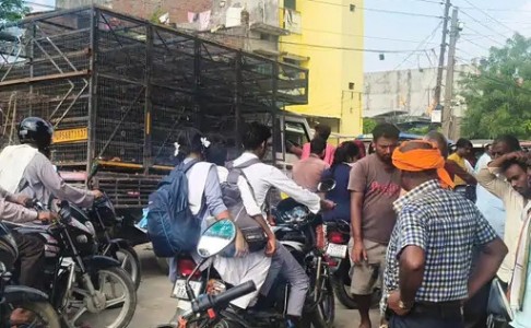 Maharajganj News : 'यहाँ' सब्जी बाजार बना मुसीबत! दो घंटे जाम में फंसी एंबुलेंस, स्कूली बच्चों की बढ़ी मुश्किल