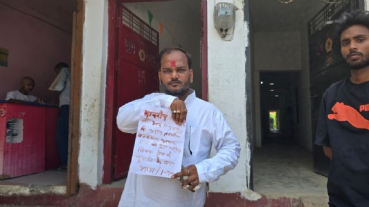 Maharajganj News : सिसवा को तहसील बनाने की जंग हुई और तेज, खून से लिखा गया पत्र