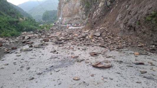 Maharajganj News : एक झटके में थम गया ट्रैफिक, पहाड़ से गिरे मलबे ने रोकी रफ्तार