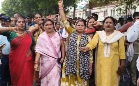 UP News : बैरिकेडिंग पर थमा रोजगार सेवकों का मार्च, सरकार को दी चेतावनी
