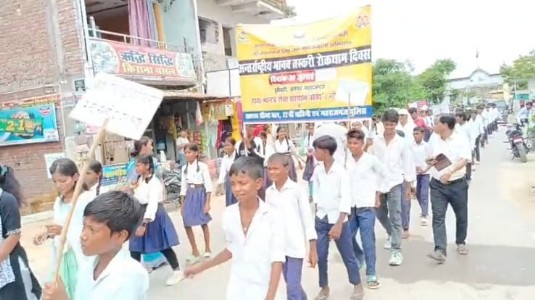 Maharajganj News : मानव तस्करों के खिलाफ सड़क पर उतरे बच्चे, ठूठीबारी में जागा जनजागरण
