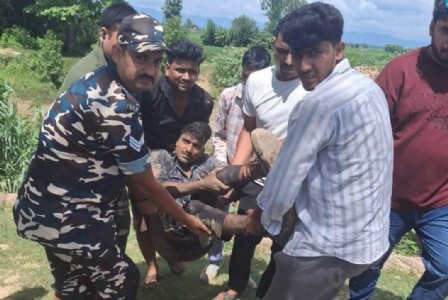 Maharajganj News : चीख सुन दौड़े SSB जवान, नाले में फंसे युवक को मौत के मुंह से निकाला
