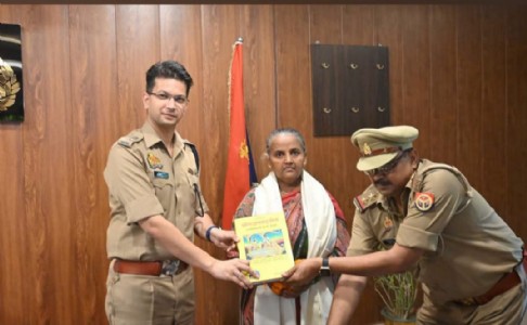 Maharajganj News : सम्मान के साथ विदाई ! 60 की उम्र पूरी कर पुलिस विभाग से सेवानिवृत्त हुईं उर्मिला देवी